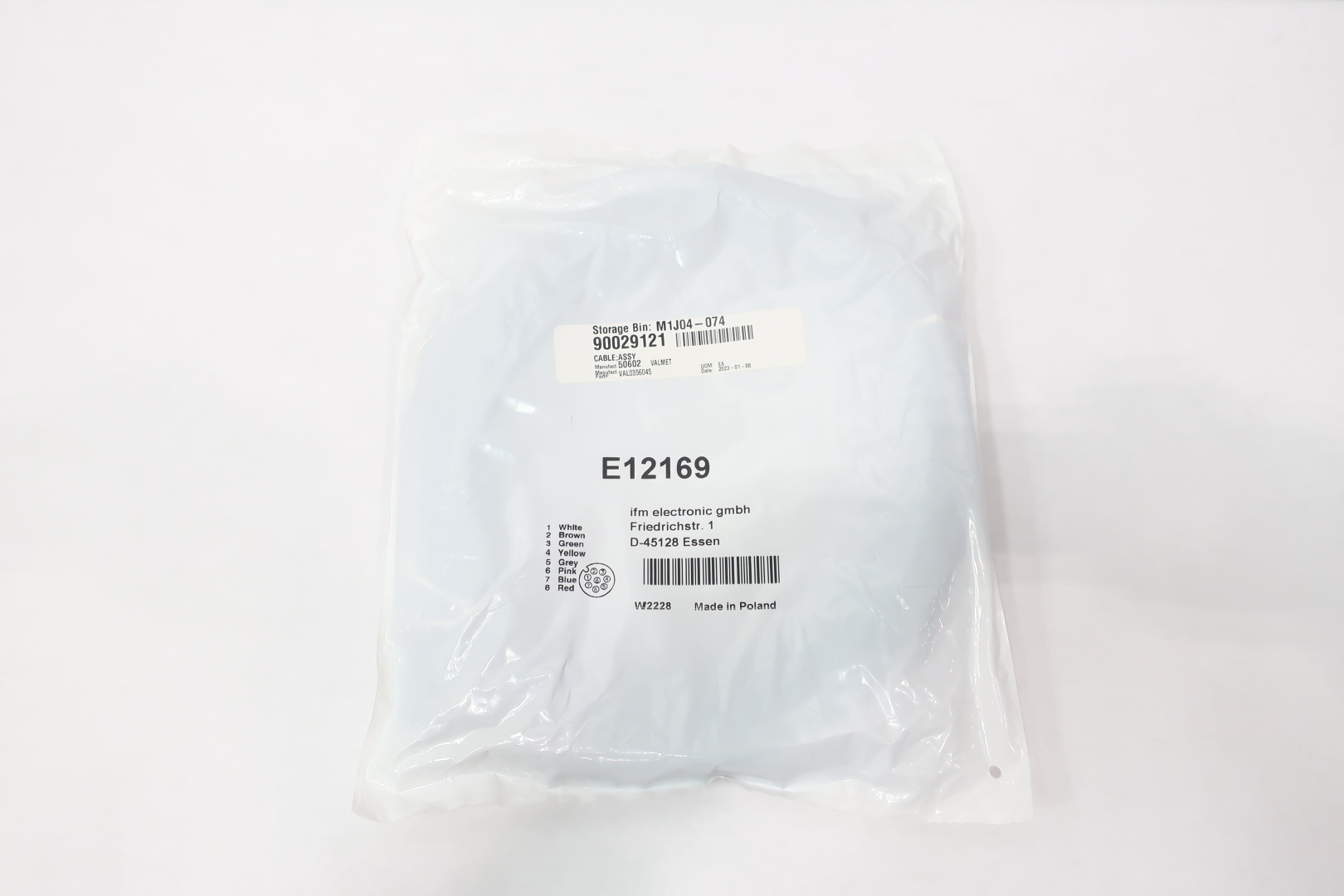 E12169 IFM, Cables y conectividad