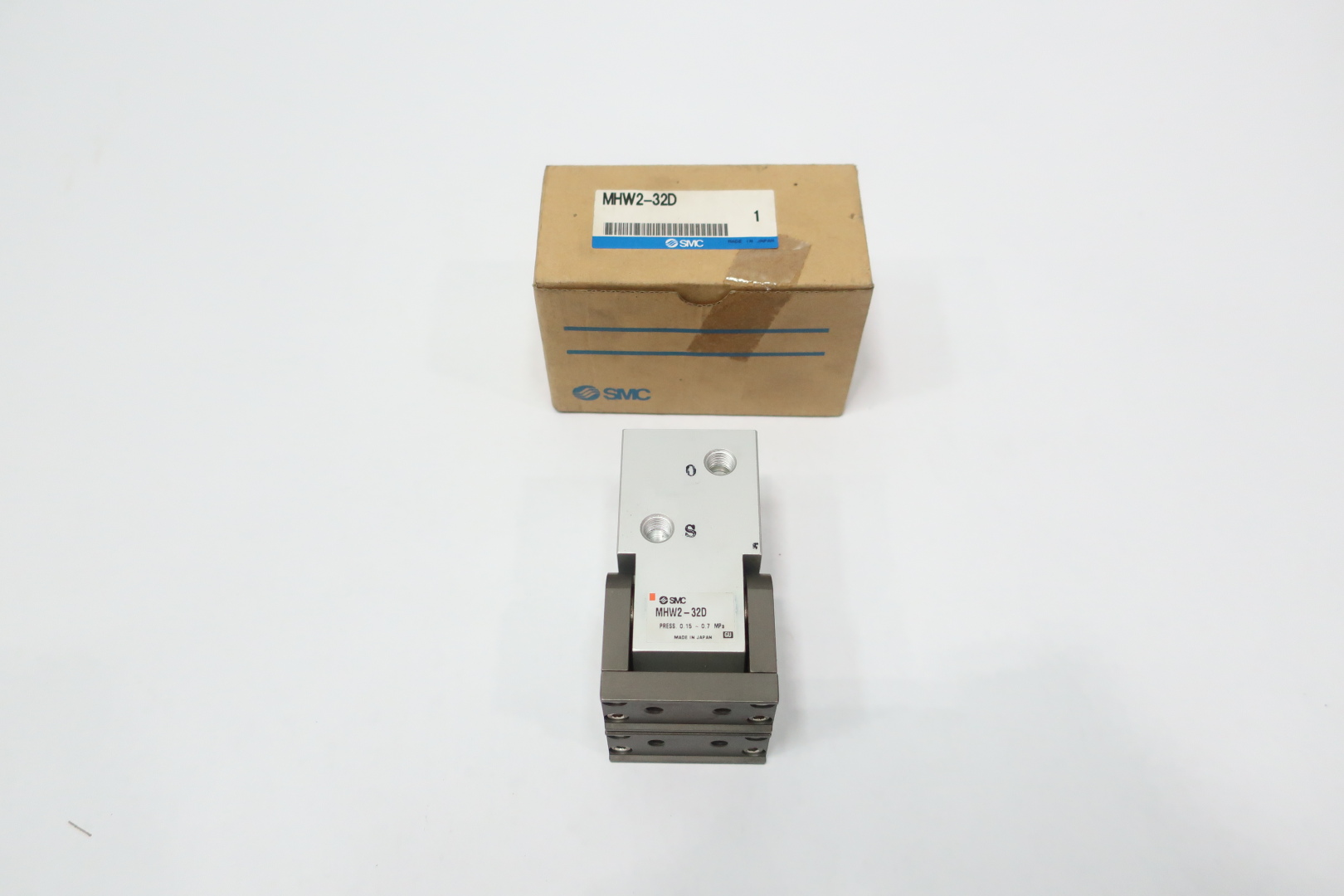 SMC MHW2-32D MHW2-32D Air Gripper, 180° Angular, Rack & Pinion Style — Robots industriales