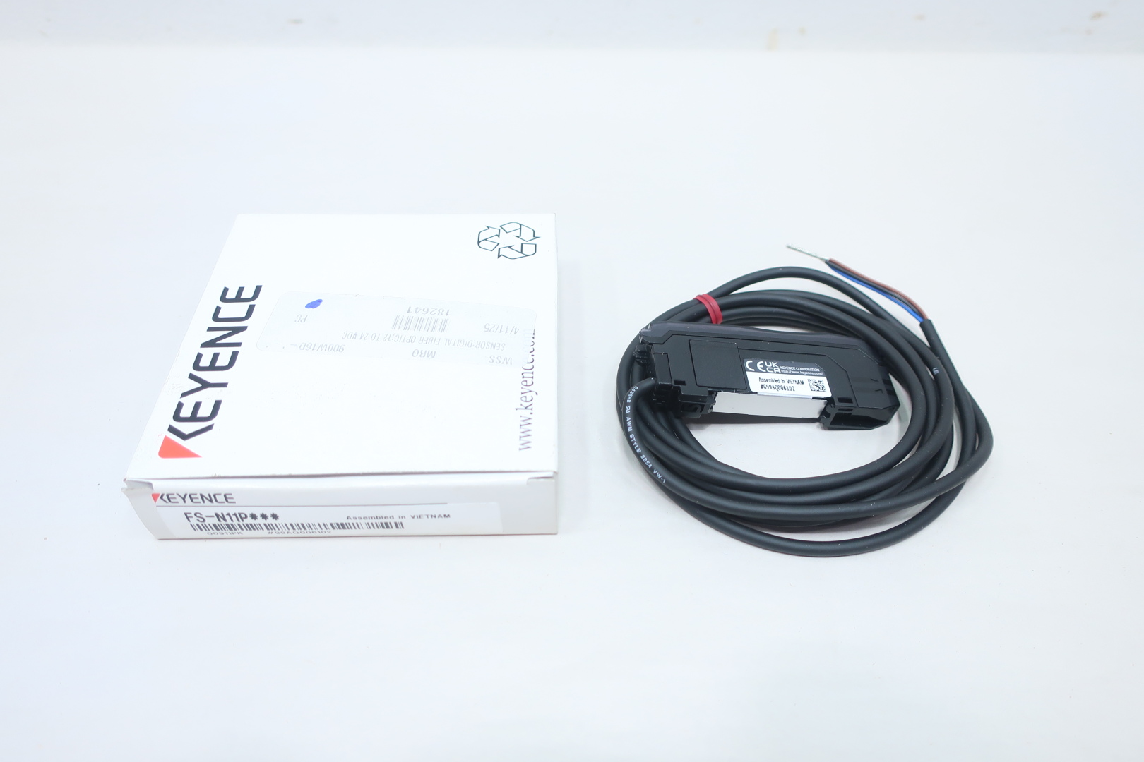 Keyence FS-N11P FS-N11P Fibre Amplifier, Cable Type, Main Unit, PNP — Sensores ópticos y fotoeléctricos
